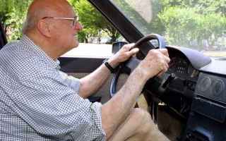 Automobili: anziano  guida senza patente