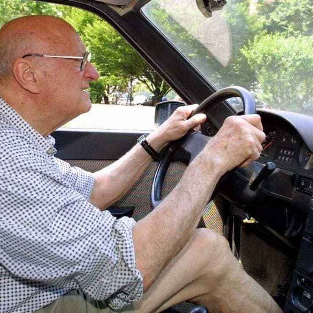 anziano  guida senza patente