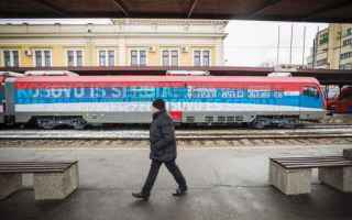 Un treno serbo, decorato con i colori nazionali e con slogan nazionalistici nei quali si rivendica l