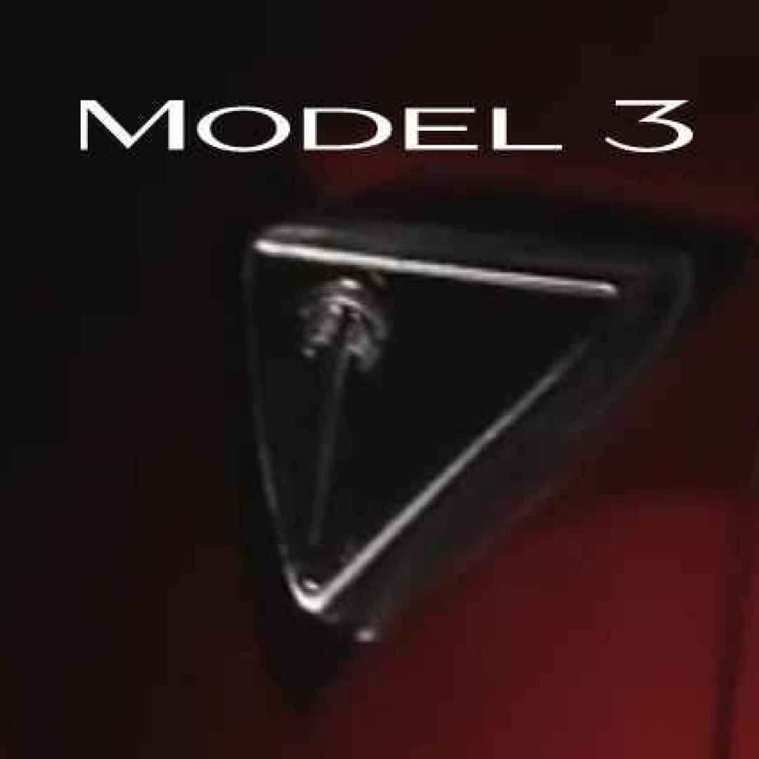 tesla model 3  auto elettrica
