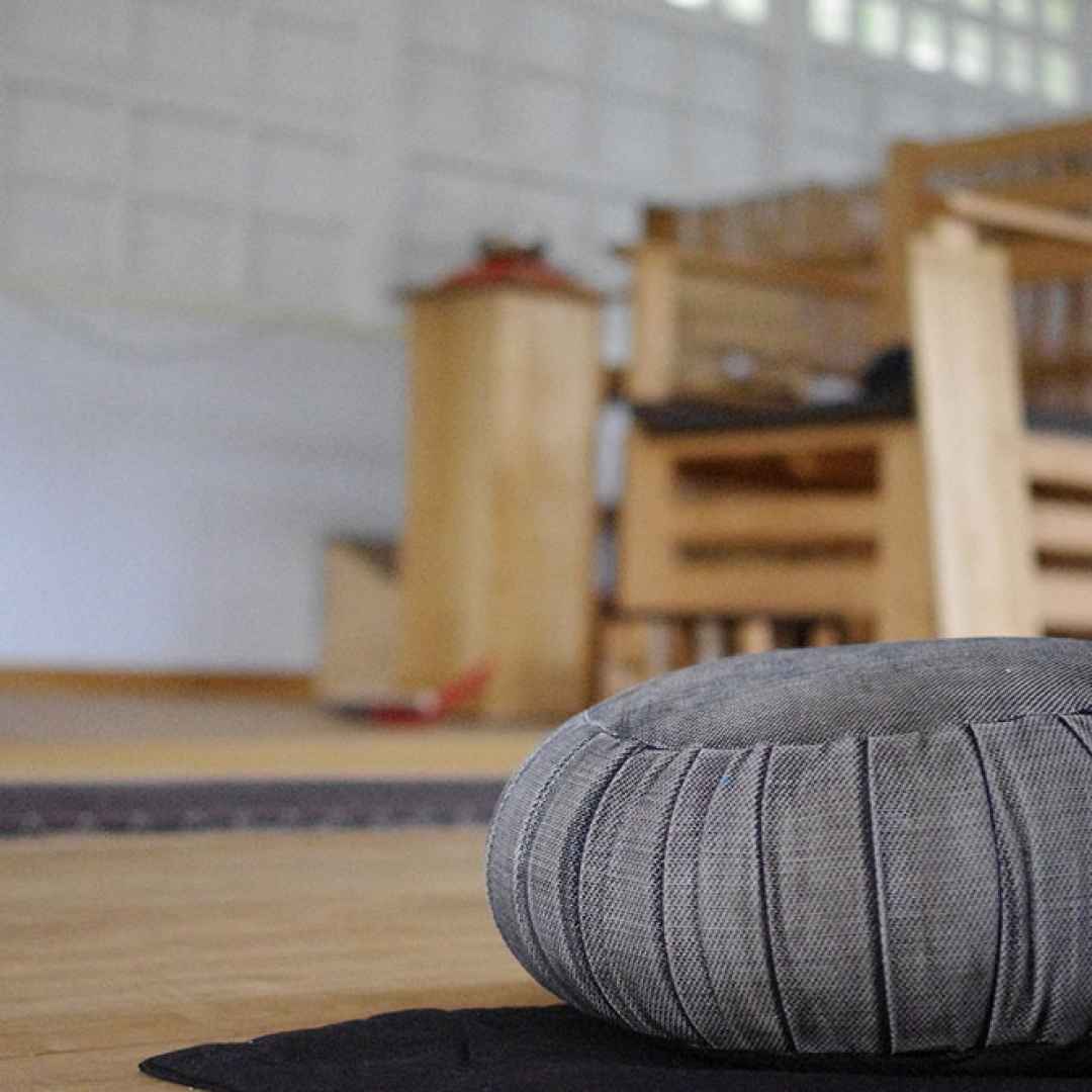 meditazione  yoga  cuscino
