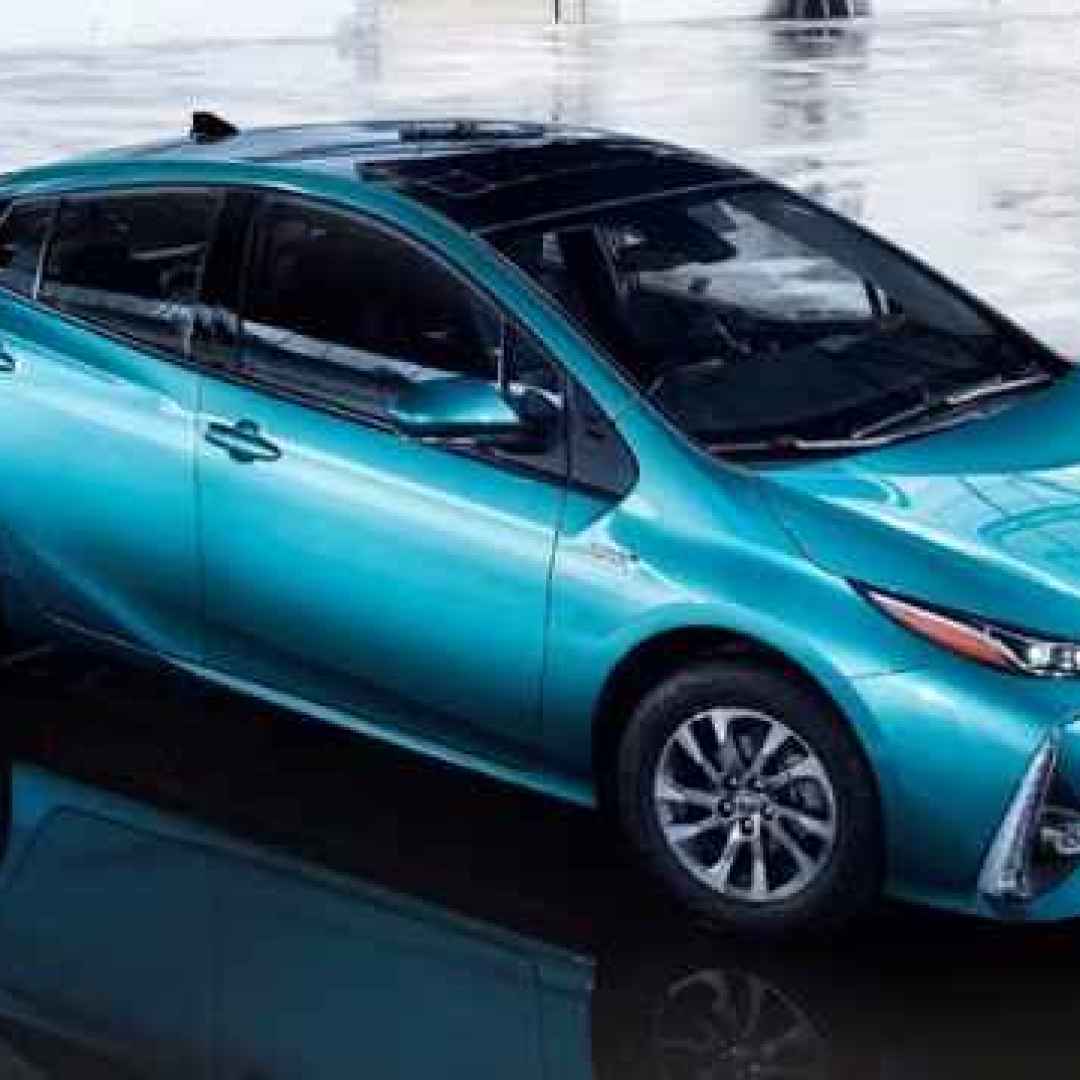 Toyota Prius Plug-in, la ibrida con presa ora ha anche i pannelli solari