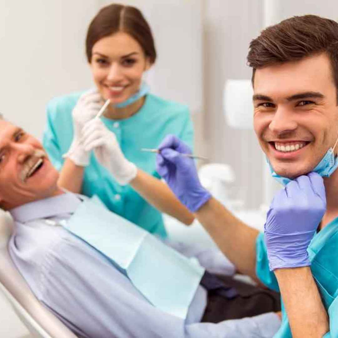 Стоматолог терапевт чем отличается от зубного врача. Лечение зубов. Стоматолог мужчина. Дантист. Пациент в кресле стоматолога.