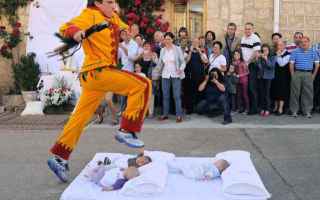 In Spagna, l'antica usanza de El Colacho, il santo del neonato