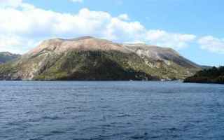 Vulcano (Vurcanu in siciliano) è unisola italiana appartenente allarcipelago delle isole Eolie, in 