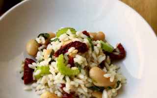 Ricetta insalata di riso con pomodori secchi, fagioli e sedano