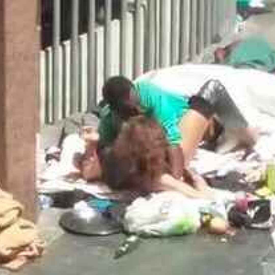 Fanno sesso in pieno centro a Roma, la foto indigna il web -Guarda