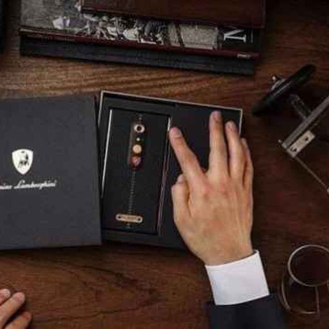 Lamborghini Alpha One, smartphone super lusso con finiture in oro e pelle italiana