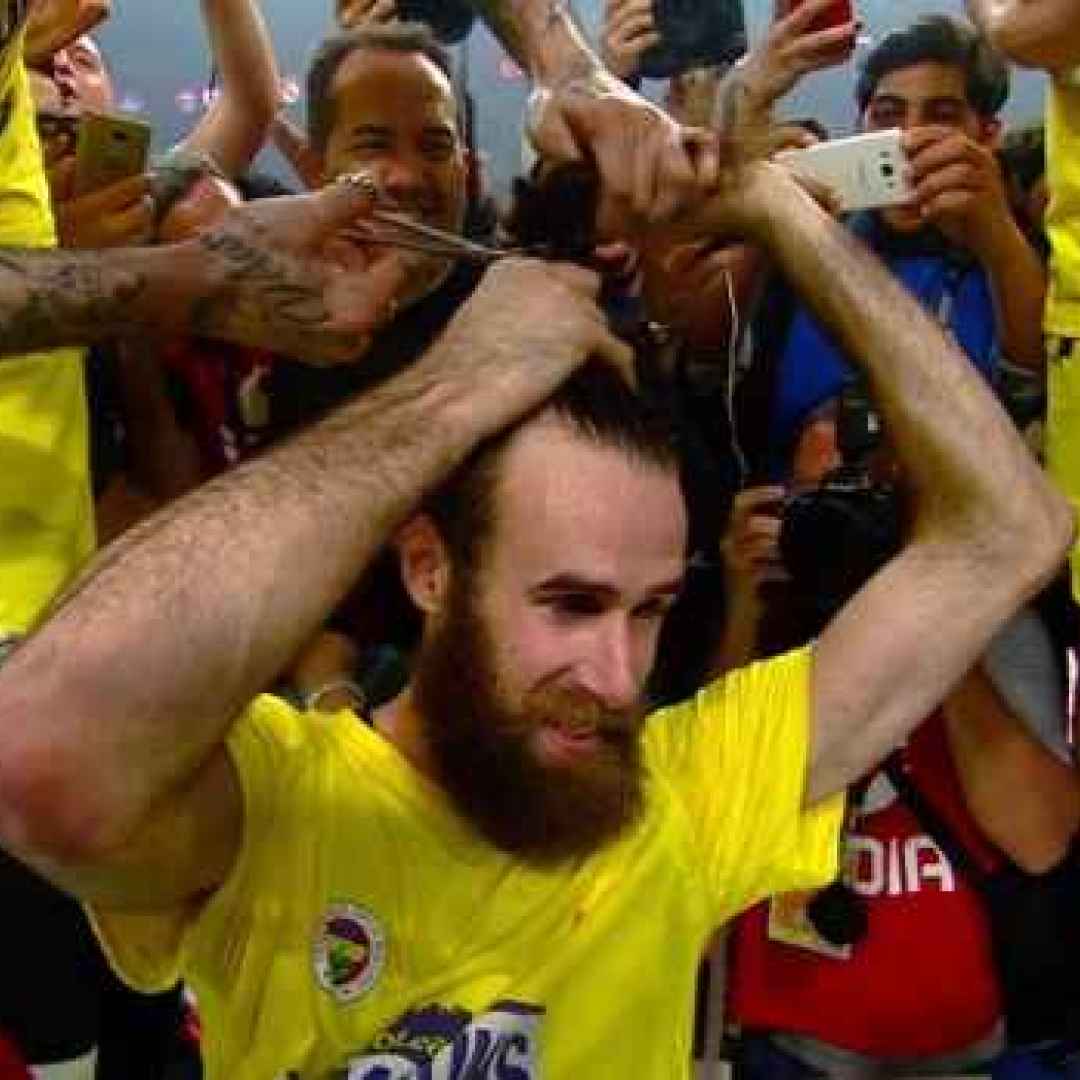 Gigi Datome, dopo la vittoria di Eurolega, si taglia i capelli