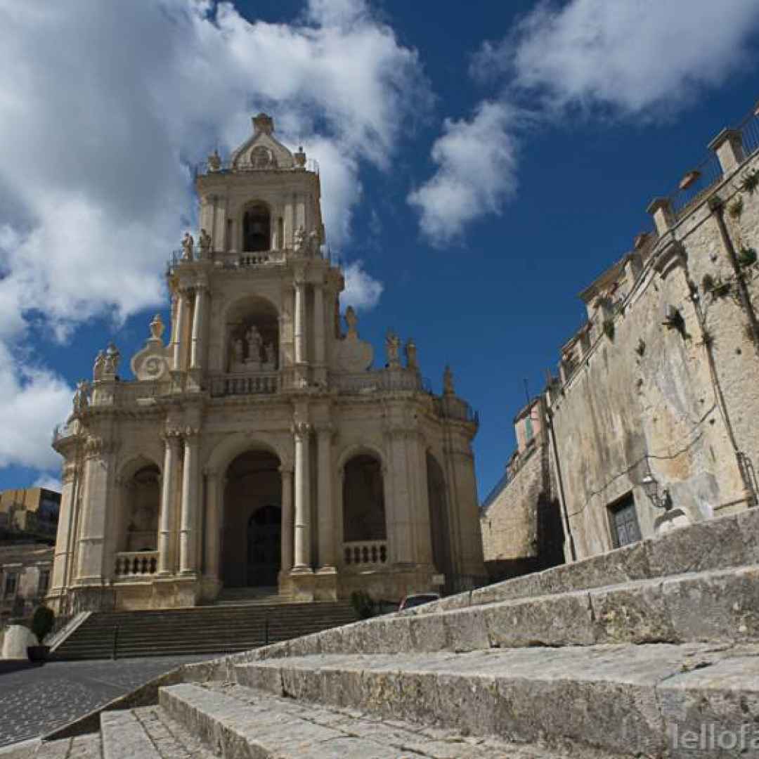 Visitando la Basilica di San Paolo nel borgo siciliano di Palazzolo Acreide