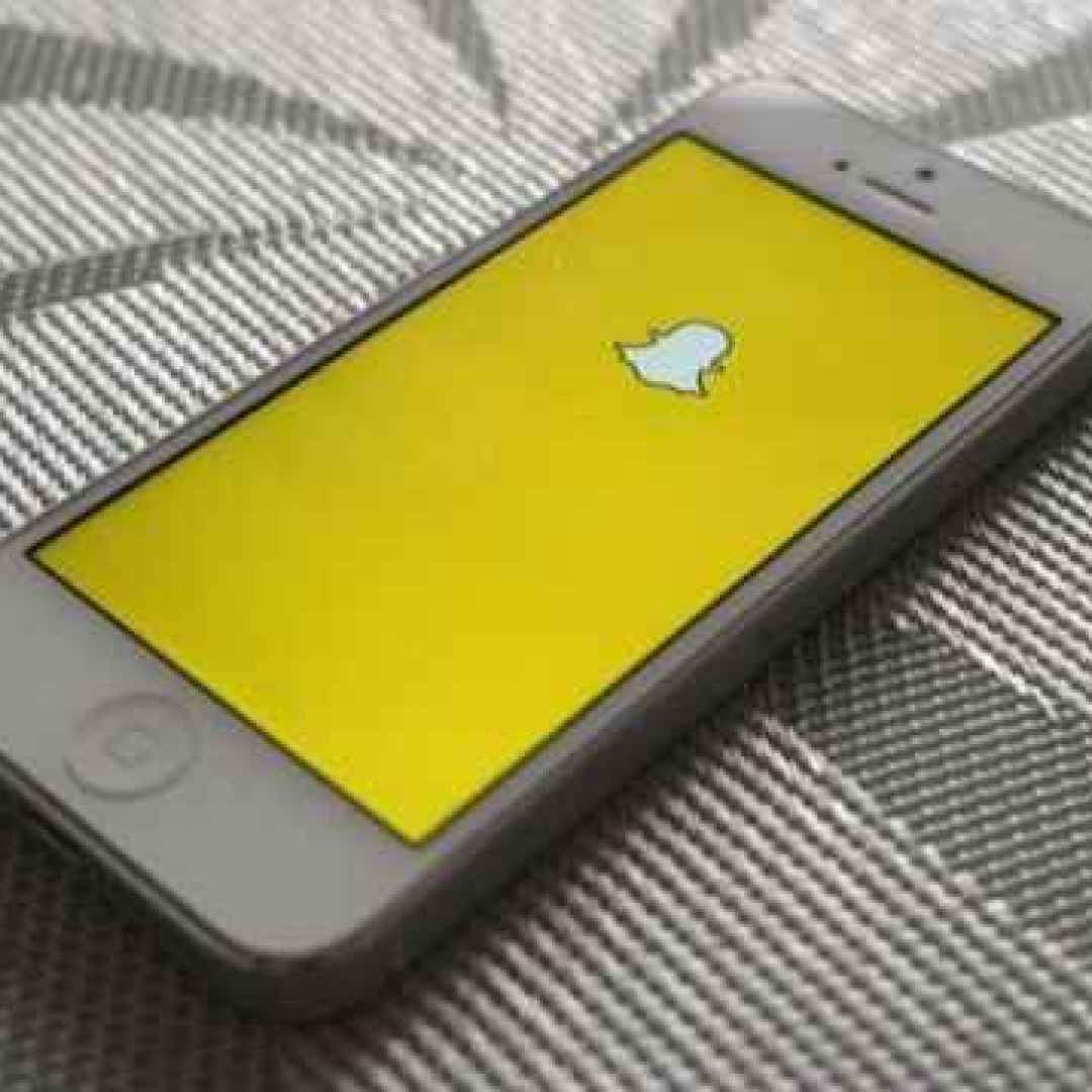 Novità Snapchat: arrivano i link allegati, gli sfondi dinamici, ed i filtri vocali