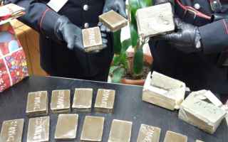 I carabinieri dellArma di Marano hanno arrestato un uomo che trasportava sostanze stupefacenti. Luom