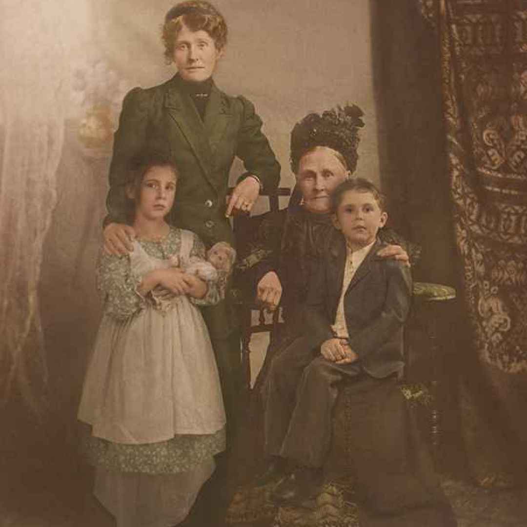 Старое фото семьи. Старые фотографии. Старые семейные фотографии. Старинные фотографии семьи. Семейные старинные фотографии в студии.