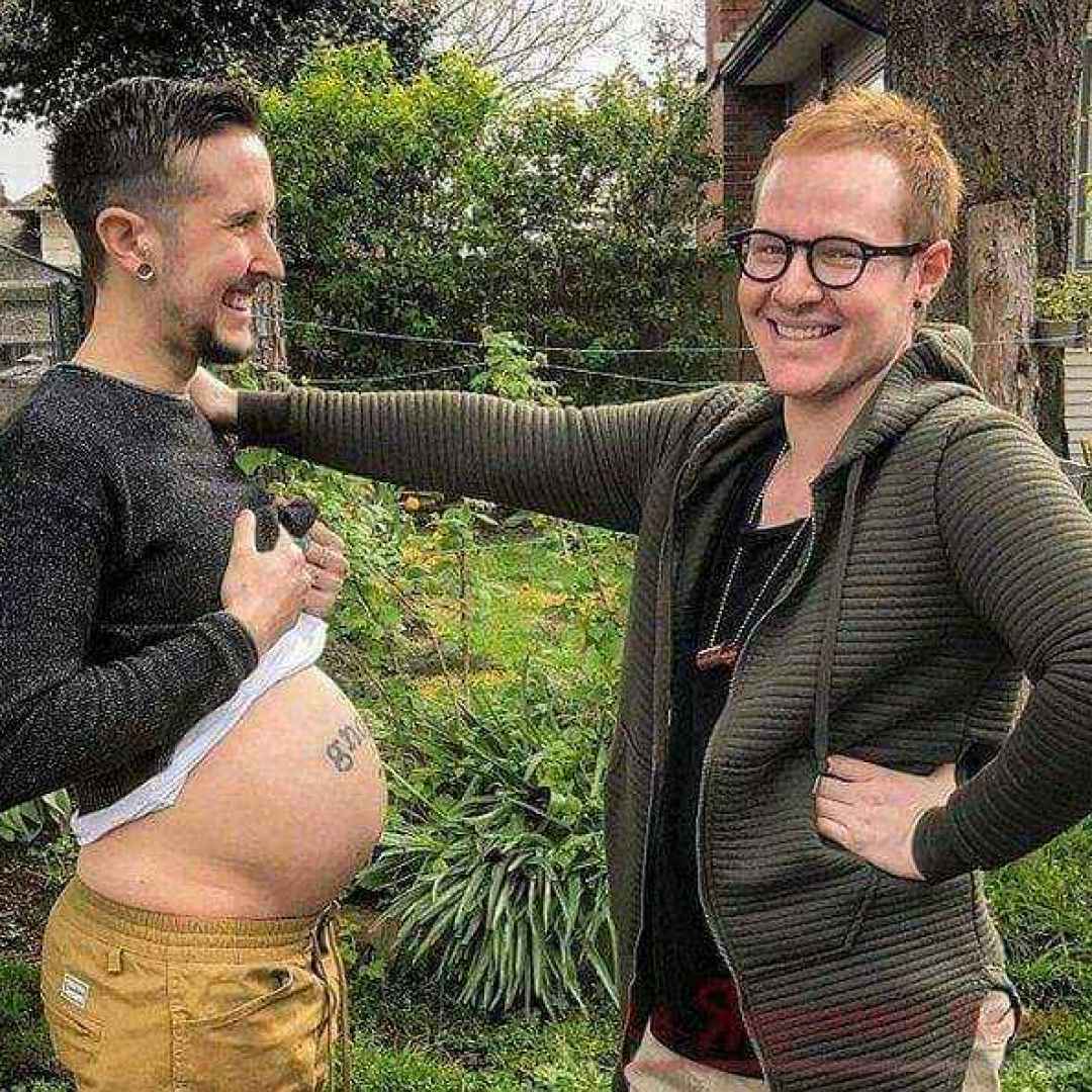 Uomo Transgender partorisce suo figlio nato dall