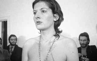 Marina Abramovic con il suo esperimento artistico del 1974, a Napoli, chiamato Rythm 0 ha dimostrato