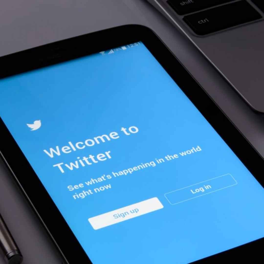 Twitter estende la modalità notturna al web e riposiziona alcune impostazioni su Android