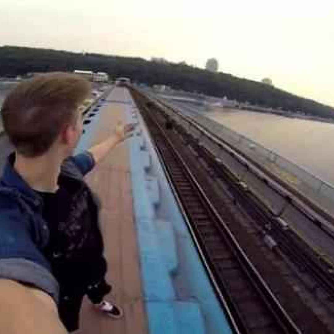 Tenta un selfie sul tetto di un treno e rimane folgorato