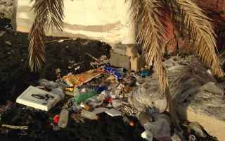 Torre Del Greco: sversamento di rifiuti in spiaggia