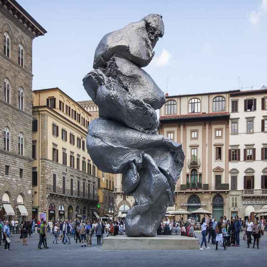 Apre a Firenze la mostra di Urs Fischer tra proteste e incidenti
