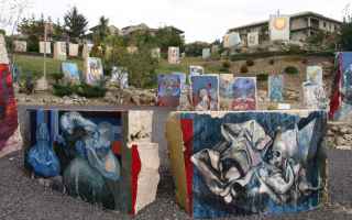 Si tratta di MURALES, realizzati nel 1992 dal pittore italo-argentino Silvio Benedetto in un parco d
