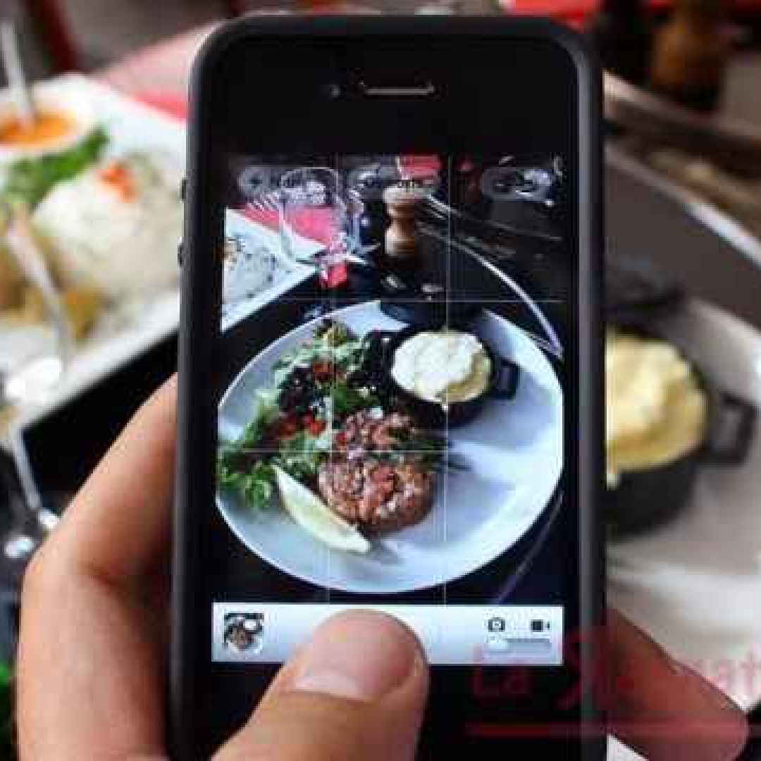 Come salvare le vittime del FoodPorn, gli amici che fotografano sempre il cibo [Video]