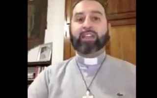 Religione: prete  chiesa  esercito selfie