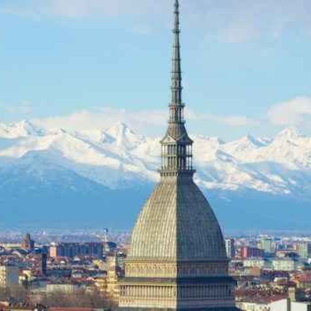La Mole Antonelliana è tra le strutture più affascinanti di Torino