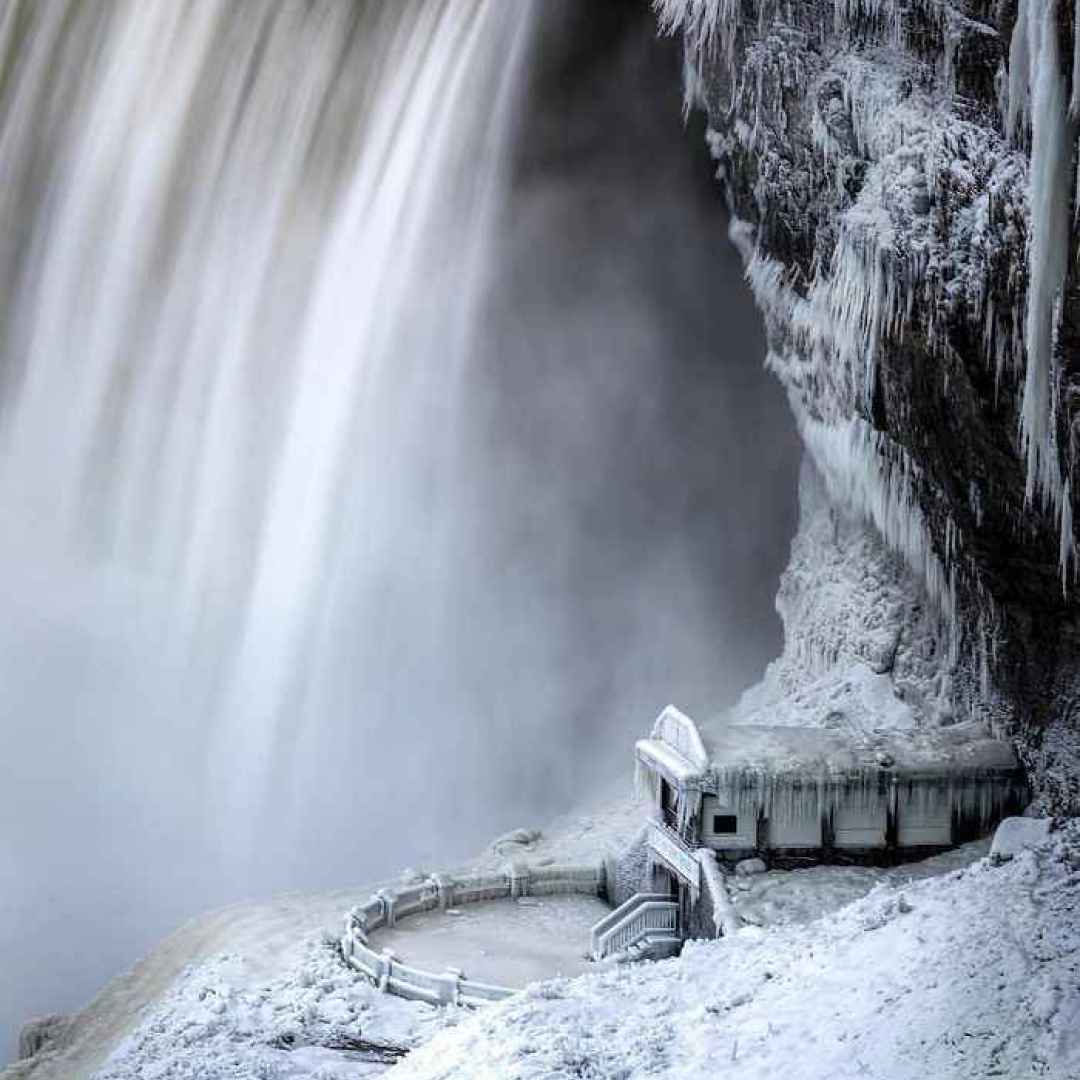 fotografia cascate niagara neve