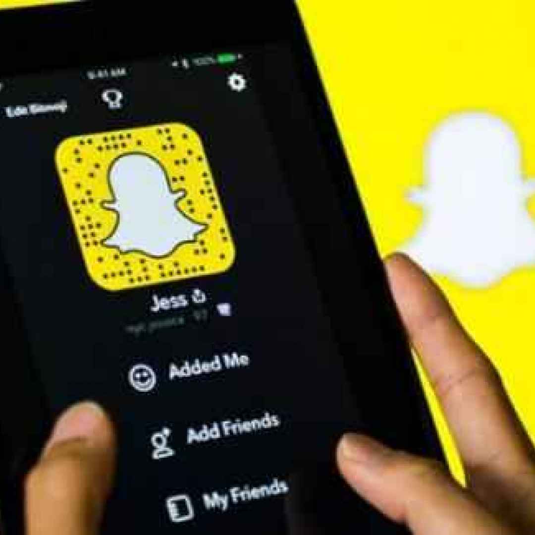 Snapchat introduce filtri personalizzati, un negozio di gadget, e le snap maps sul web