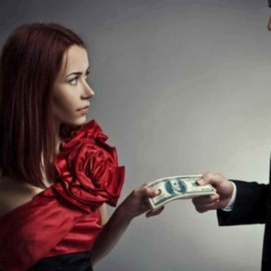 Алименты мужа форум. Отношение к деньгам. Мужчина дает деньги женщине. Меркантильная девушка фото. Девушка дает деньги.