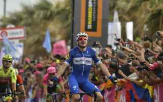 Prima vittoria italiana al Giro dItalia 2018, Elia Viviani vince larrivo in volata di Tel Aviv, rimo
