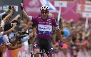 Seconda volata consecutiva al Giro dItalia e stesso copione di ieri, Elia Viviani riesce negli ultim