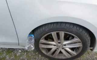 Bottiglia incastrata nella ruota dell'auto: occhio alla nuova truffa
