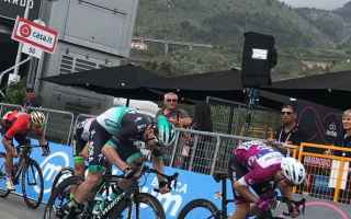 Terza volata del Giro 101, Elia Viviani non riesce a centrare il tris, con Sam Bennett che a differe