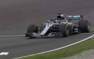 Lewis Hamilton punta con decisione a tornare in pole, confermandosi in prima posizione, anche nelle 