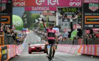 Pronto riscatto di Simon Yates, che conquista la terza vittoria al Giro 2018, attaccando sulla penul