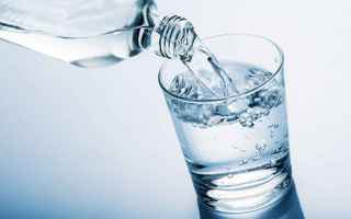 Alimentazione: acqua minerale  acqua  salute  dieta