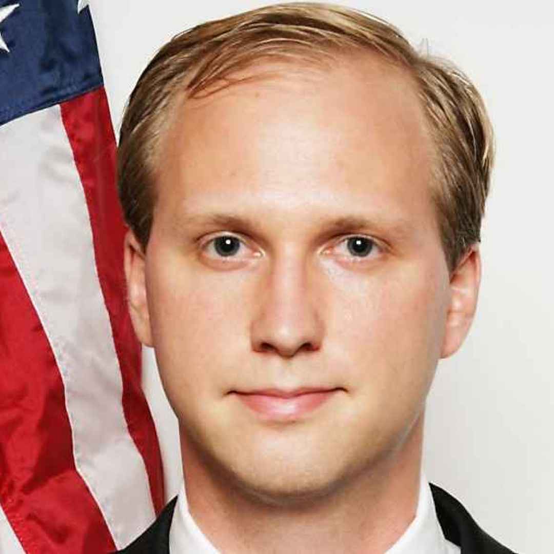 Nathan Larson, contabile candidato al Congresso, afferma: "Sono un pedofilo"