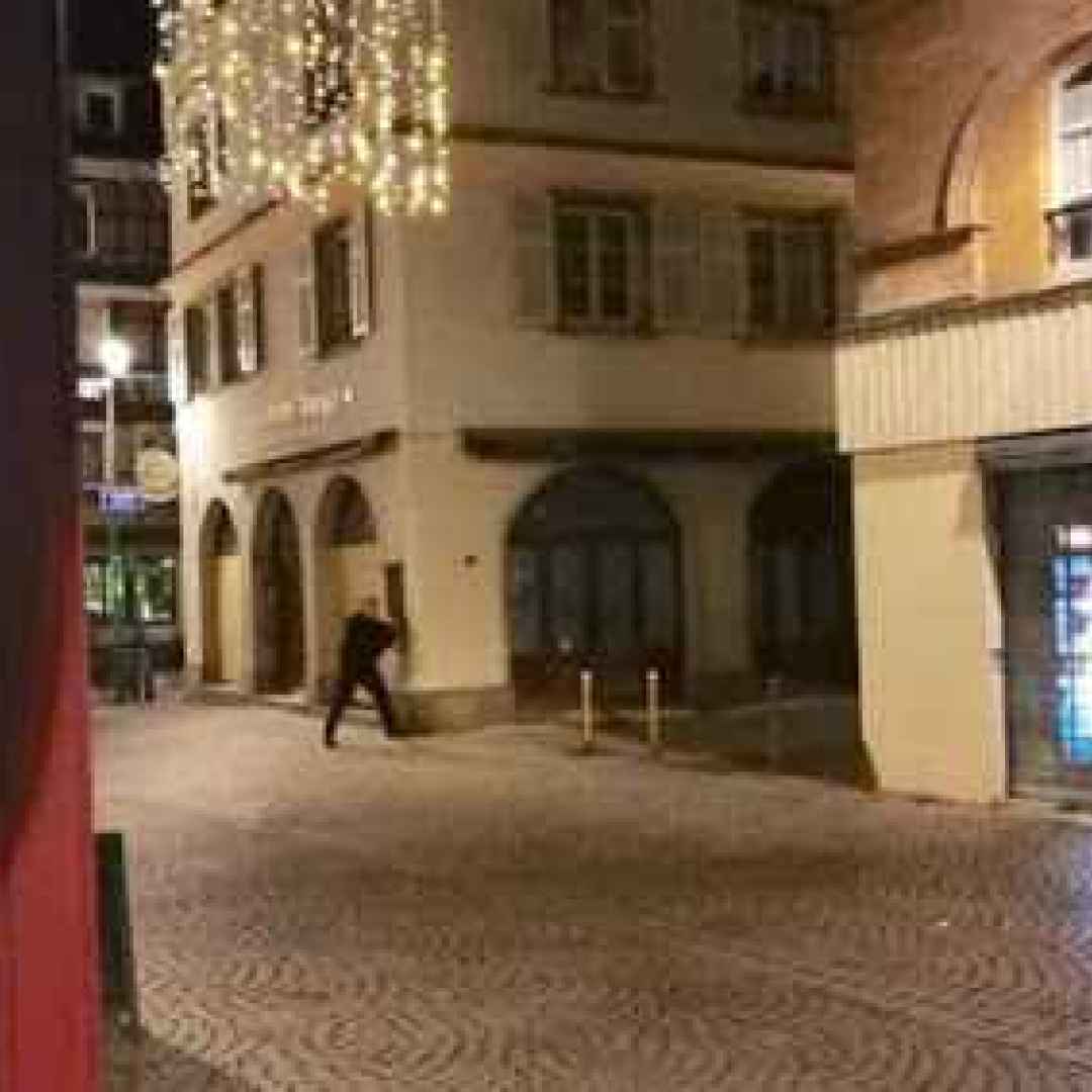 Strasburgo Francia: Spari al Mercatino di Natale. Morti e Feriti. Le Immagini Riprese da un Cellulare.