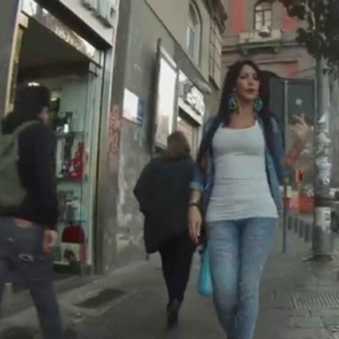 Trans Cammina per Napoli e Riceve 100 Molestie in 3 Ore - VIDEO