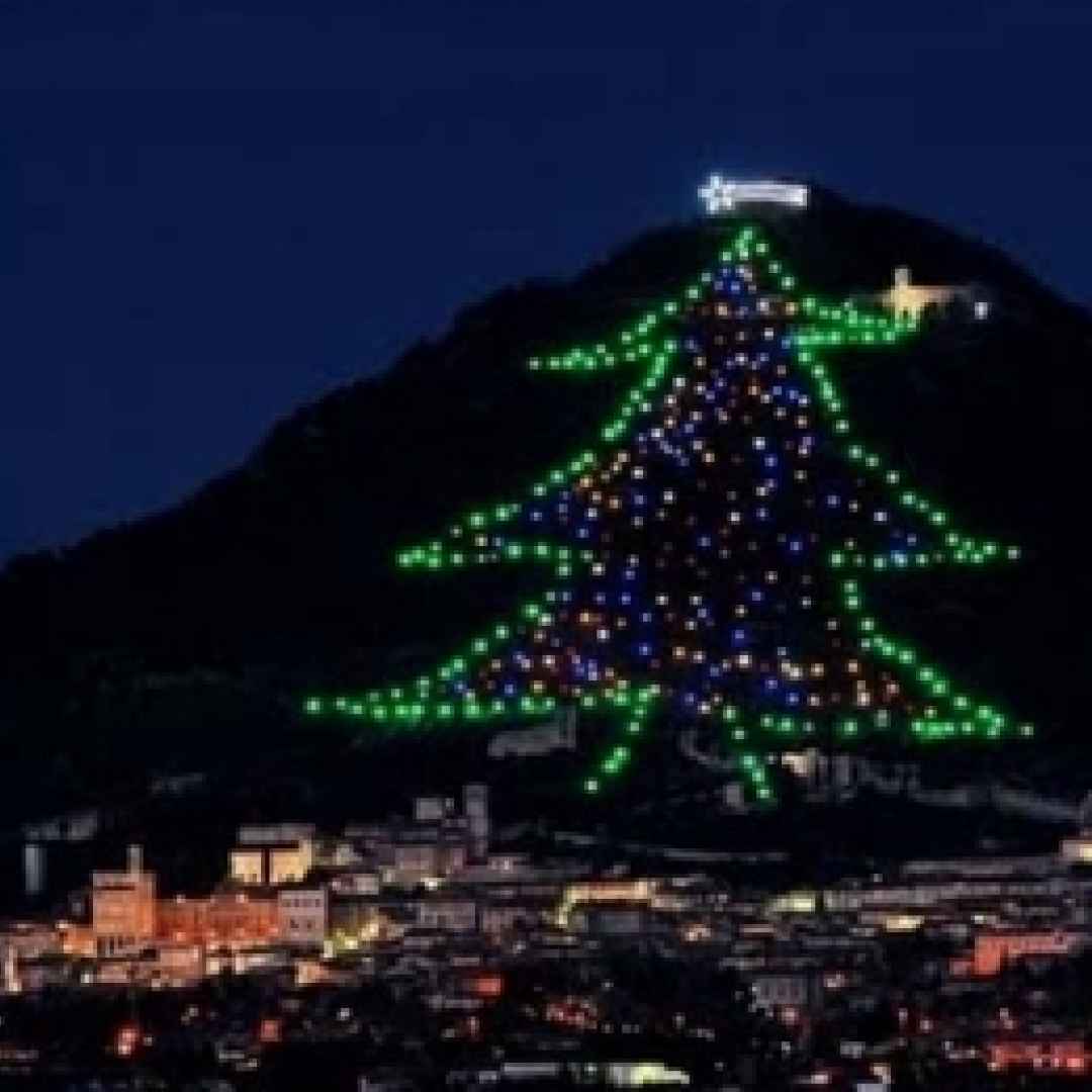 Albero Di Natale Juventus Stadium.Albero Di Natale Di Gubbio L Albero Di Natale Piu Grande Del Mondo Video Natale