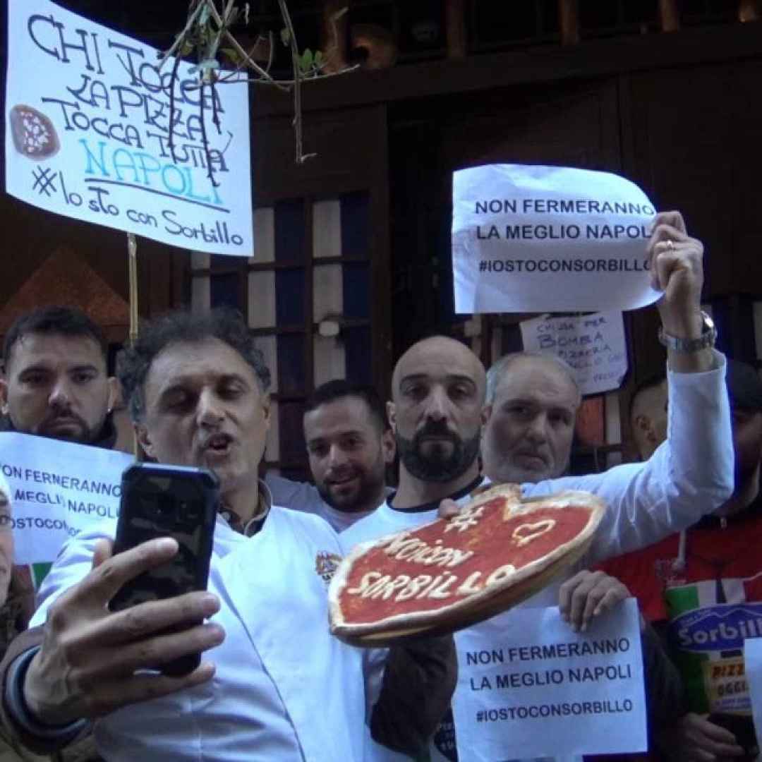 A Napoli Flash mob per Sorbillo: "Toccare Gino è toccare Napoli" - VIDEO
