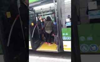 Milano: milano video donna lite autobus