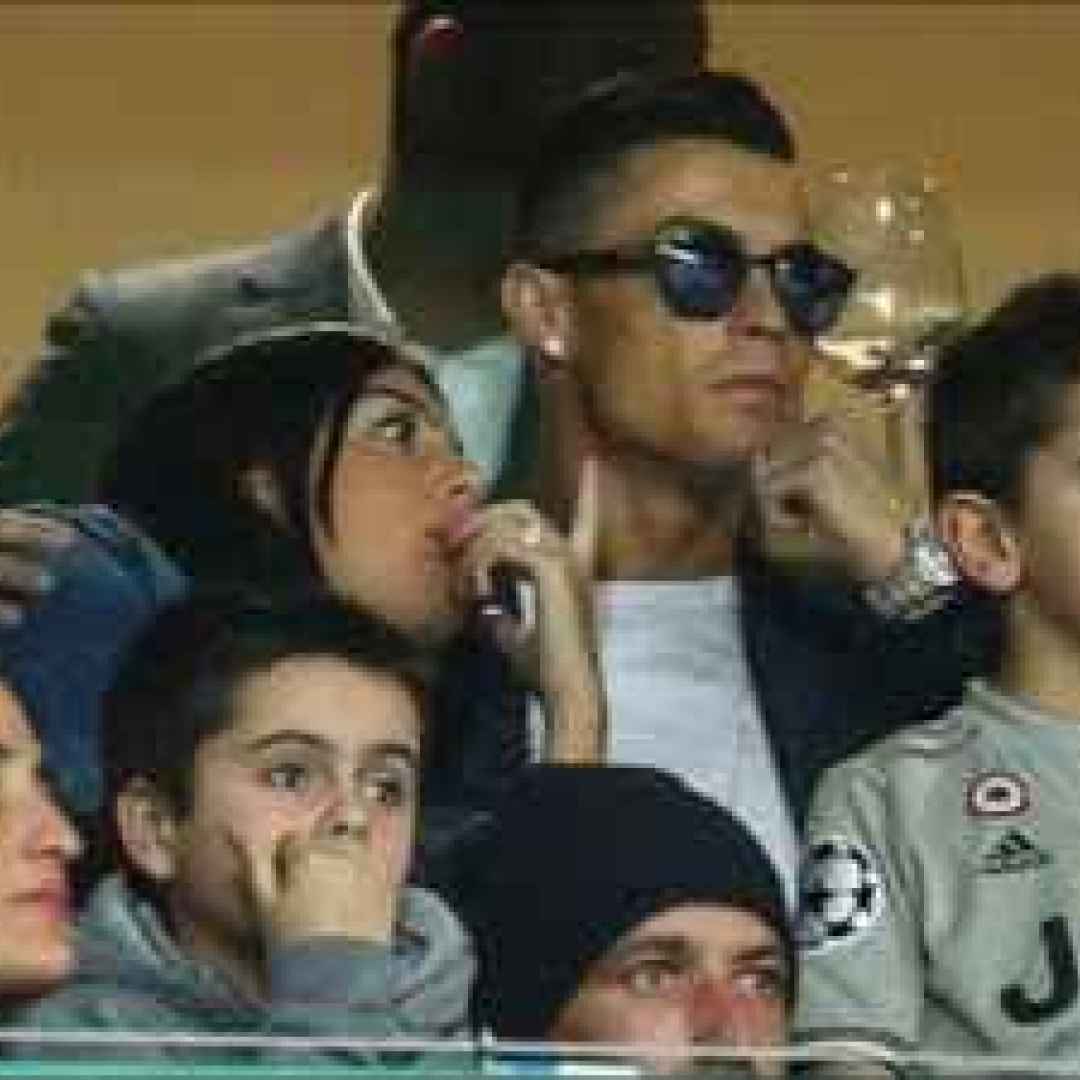 Cristiano Ronaldo in tribuna a Lisbona per il derby - VIDEO