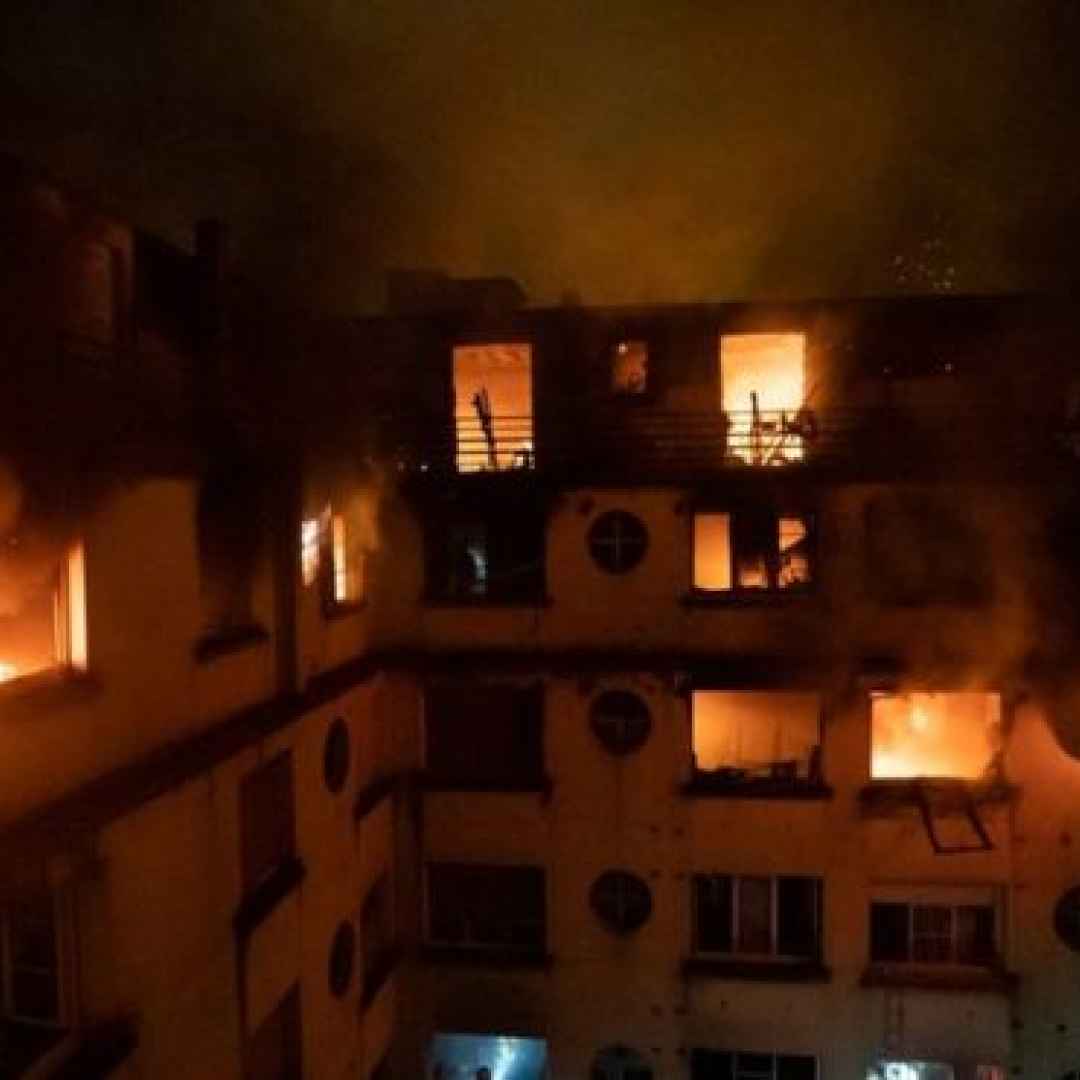 parigi  francia  video  incendio  morti