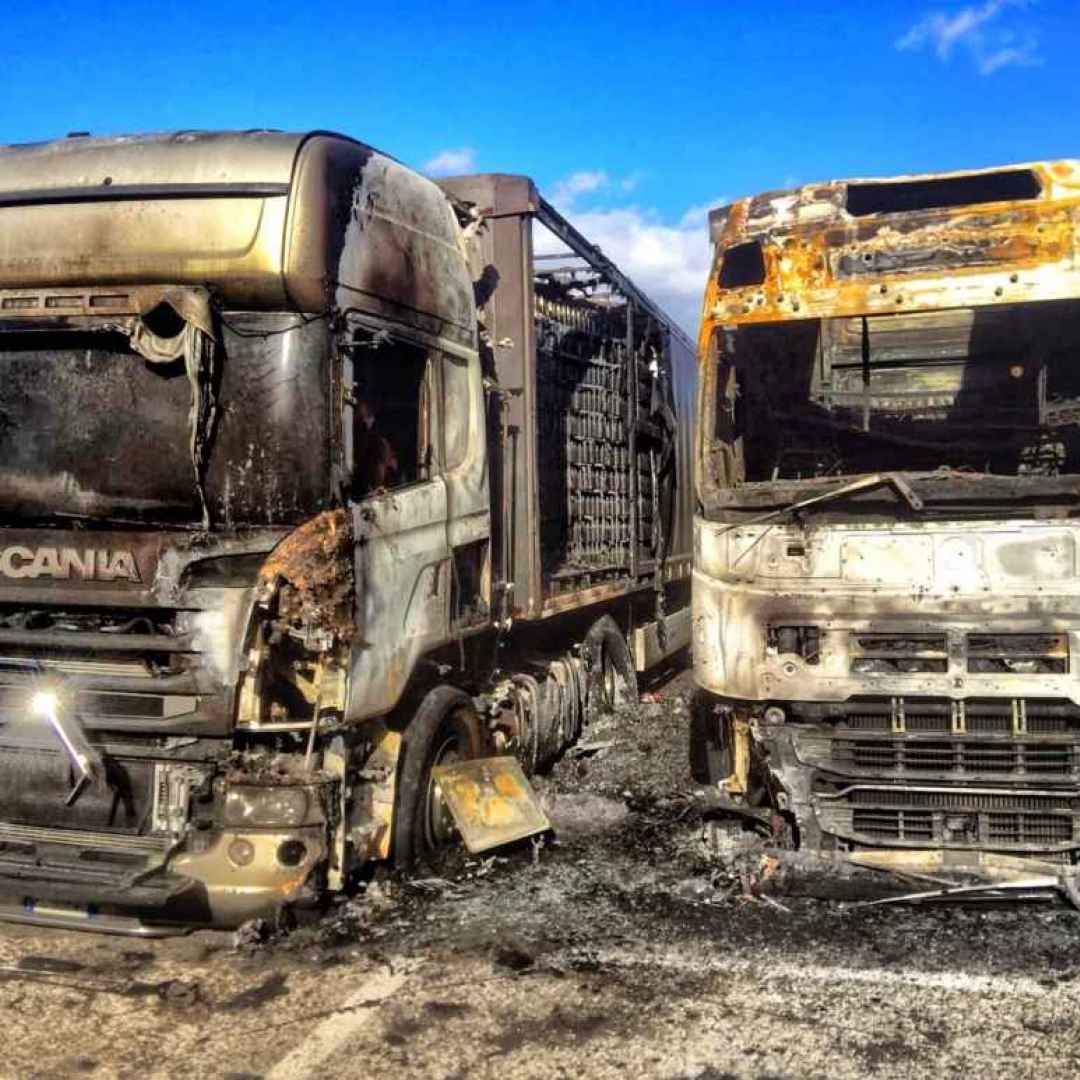 Bari: incendio fra due camion, pronto intervento ambientale interviene per il ripristino del suolo