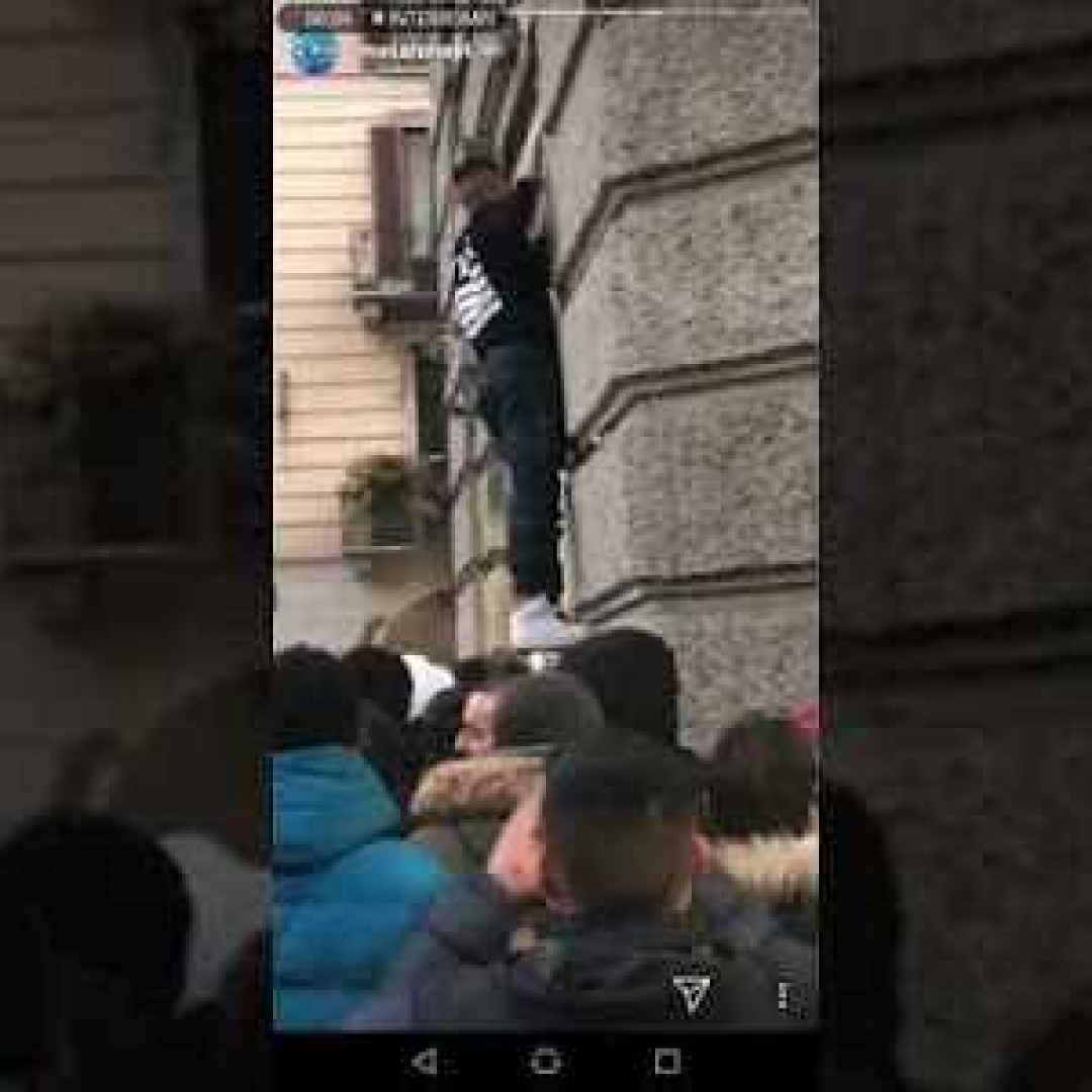 Milano, coda e ressa per le Nike Air Max. Le persone si arrampicano sui muri - VIDEO