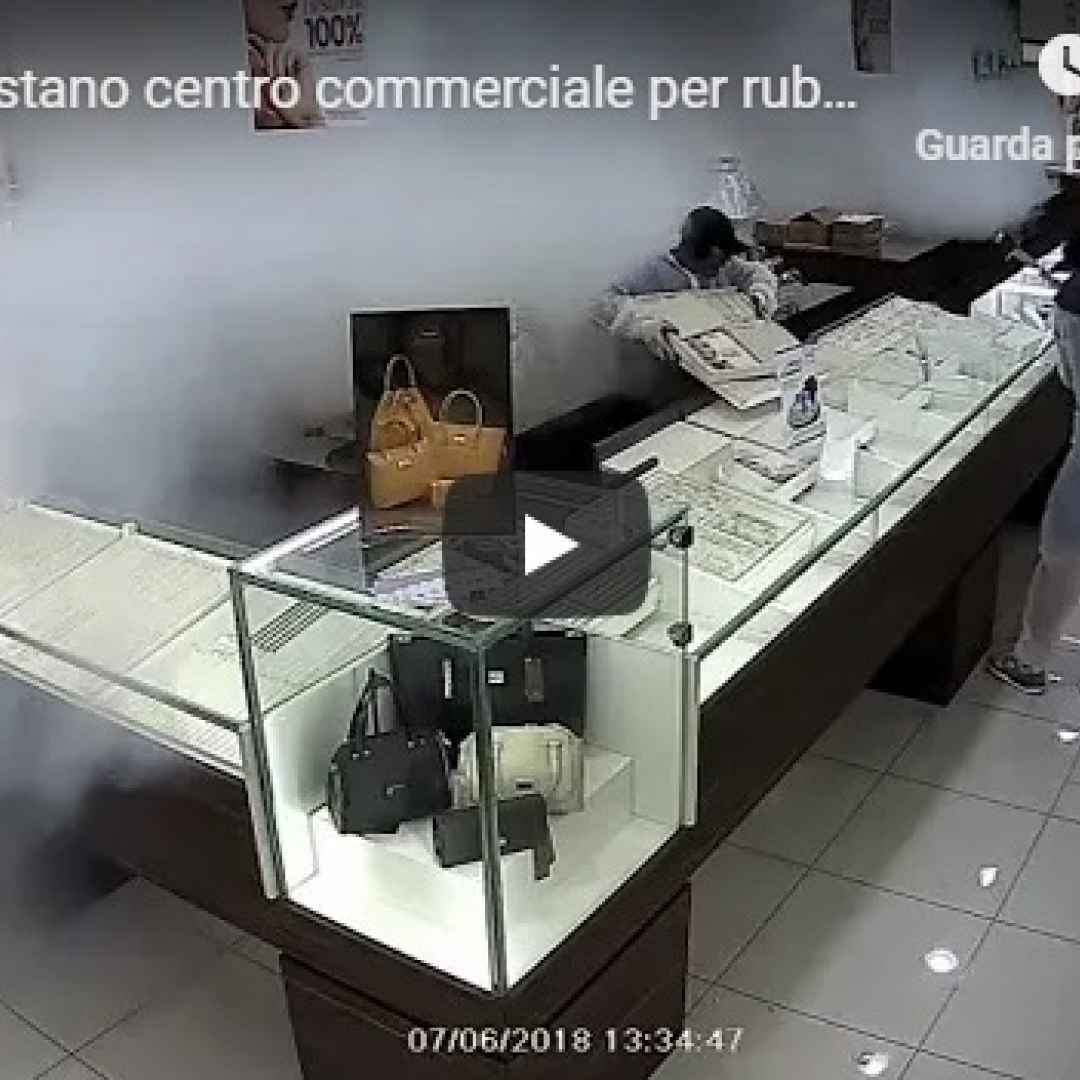 Bari, devastano centro commerciale per rubare 60mila euro di gioielli: arrestati 3 ventenni - VIDEO