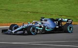 Un ora fa ha fatto i primi giri, sul circuito di Silverstone la W10 con cui la Mercedes, vuole conti