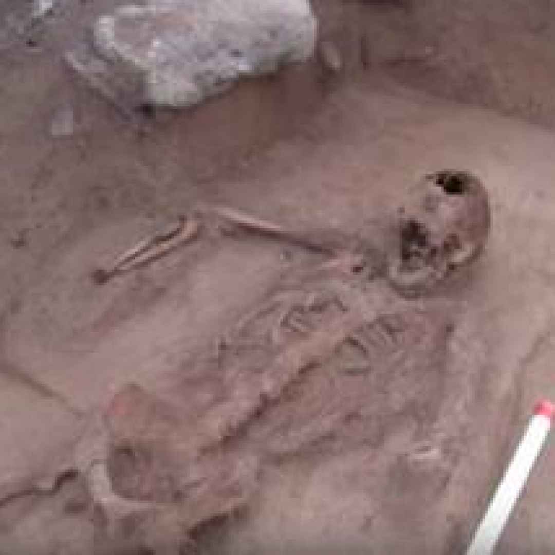 tomba uomo senza mani archeologia